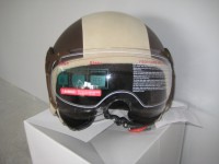 Capacetes em pele aberto